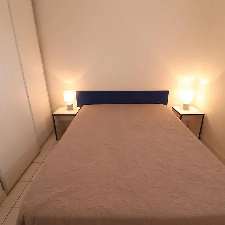 Apartment 6 Personnes Avec Terrasse Et Parking A - Fr-1-472a-165 *